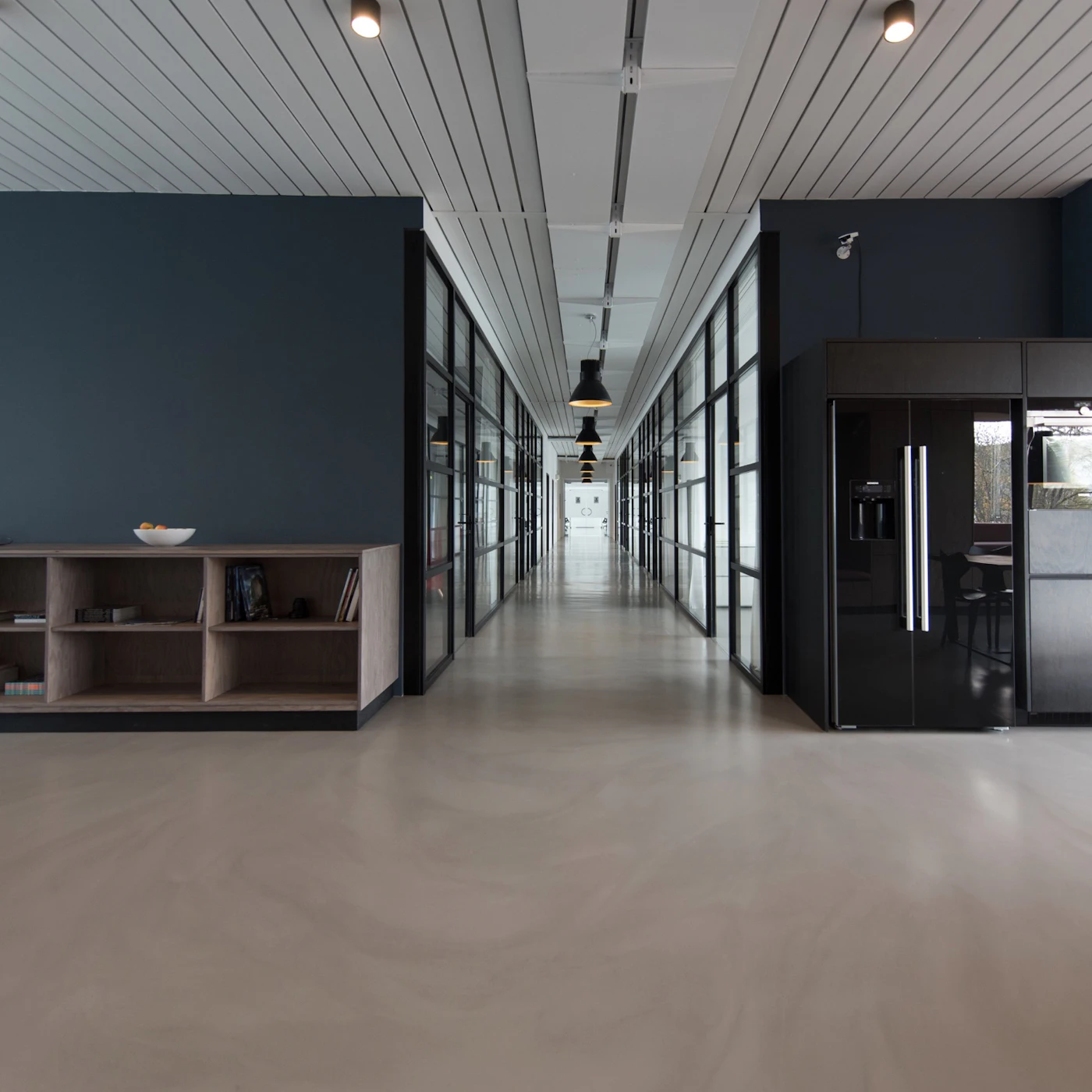 Spiegelnder Flur eines Bürogebäudes mit Glaswänden, frisch gewischt